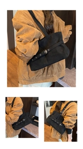 Vue détaillée du sac cabas noir mat avec ceinture décorative et boucle métallique argentée