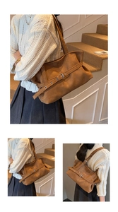 Détail du grand sac cabas marron rétro avec boucle en métal sur un escalier
