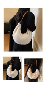 Détail du sac hobo en peluche blanche avec bandoulière en cuir marron et texture douce