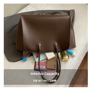Detailansicht der großen Innenkapazität der braunen Shopper-Tasche für Alltagsgegenstände