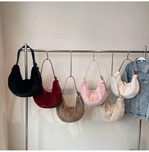 Détail des sacs hobo en peluche en six couleurs dont le bordeaux et le blanc pur