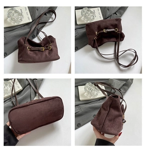 Viste dettagliate della borsa tote in pelle scamosciata marrone scuro con fibbie dorate
