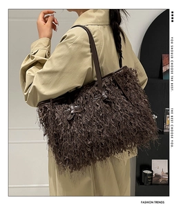 Détail macro du sac cabas à franges en peluche marron foncé avec texture douce en fourrure