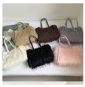 Détails de sacs cabas en peluche en six couleurs dont beige, marron et rose d'hiver