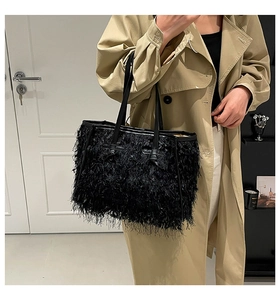 Détail de la texture à franges plumes noires sur un grand sac cabas pour femmes chic