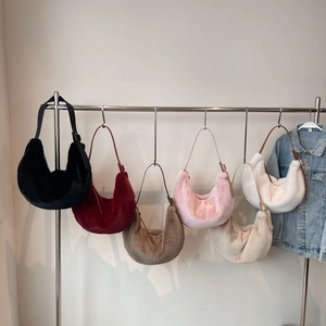 Sacs hobo en fausse fourrure pelucheuse en plusieurs couleurs avec bandoulière en cuir