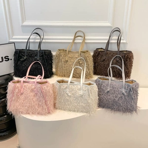 Grands sacs cabas en peluche en six couleurs avec texture plumes et anses longues