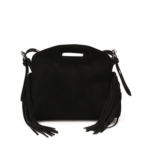 Detail einer schwarzen Wildleder-Hobo-Tasche mit Fransen und Schultergurt