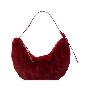 Sac hobo d'hiver en fausse fourrure rouge foncé avec bandoulière réglable en cuir
