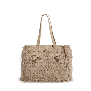 Grand sac cabas beige à franges avec texture pelucheuse et poignées en cuir nouées