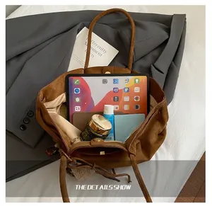 Detailansicht des braunen Wildleder-Shoppers mit Platz für Tablets und Kosmetik im Inneren