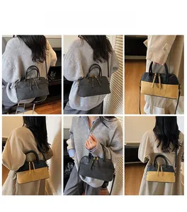 Sac coquille matelassé avec double poignée et détails de fermeture éclair dorés chic