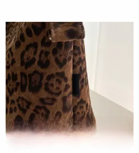 Dettaglio del tessuto scamosciato leopardato e dell'etichetta moda sulla borsa