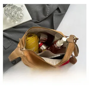 Geräumiger Innenraum der braunen Wildledertasche mit Platz für Schirm und Kosmetik
