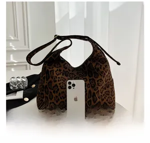 Confronto dettagliato delle dimensioni della borsa hobo leopardata e smartphone