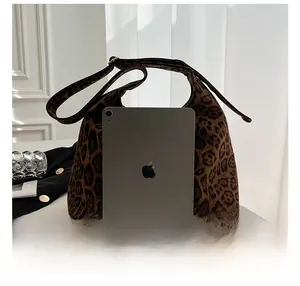 Dettaglio della borsa tote scamosciata leopardata confrontata con un iPad per le dimensioni