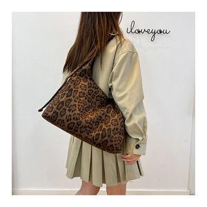 Dettaglio della borsa tote oversize leopardata con trama scamosciata e ampia tracolla morbida