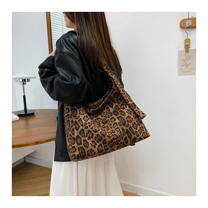 Dettaglio della borsa tote in pelle scamosciata leopardata con grande capacità retrò
