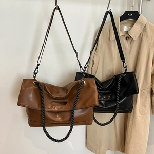 Retro large capacity tote bag in brown and black leather with woven rope handle