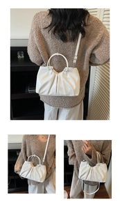 Dettaglio della borsa a nuvola bianca con texture pieghettata e manici ad anello
