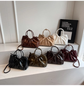 Collezione di borse nuvola in sette colori con trama a pieghe e tracolle regolabili