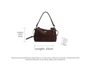 Détails du sac Boston marron en daim montrant les dimensions de 33 cm x 20 cm x 16 cm