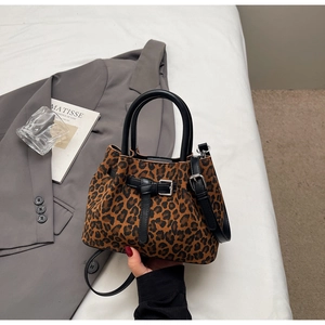 Sac seau chic avec imprimé léopard et poignées en cuir noir pour femmes