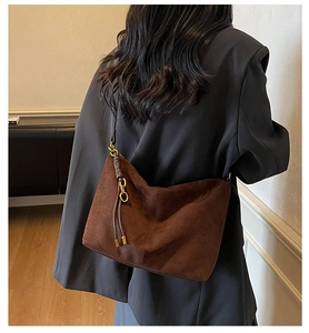 Dettaglio borsa tote vintage in pelle scamosciata marrone con ciondolo in corda
