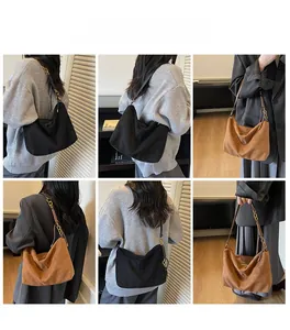 Dettaglio della borsa tote vintage in pelle scamosciata con tracolla a catena e corda