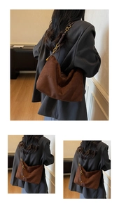 Dettaglio della borsa hobo in pelle scamosciata marrone scuro con catena oro e tracolla