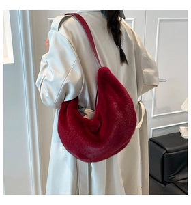 Détail du sac croissant en peluche bordeaux avec texture en fausse fourrure et lanière