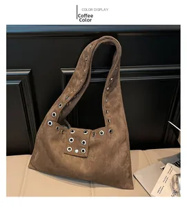 Détail du sac à bandoulière marron café en cuir ciré avec œillets métalliques argentés