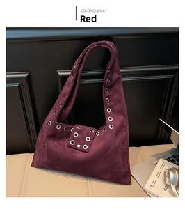 Vue détaillée du sac hobo en daim rouge avec œillets métalliques argentés et rivets chic