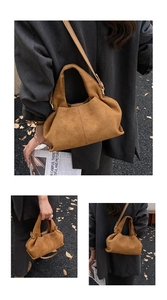 Détail du sac nuage en daim marron caramel montrant les coutures et ferrures dorées