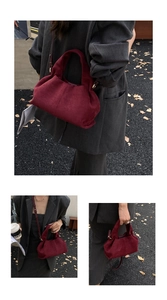 Détail du sac nuage en daim bordeaux avec structure plissée et bandoulière réglable