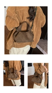 Détail du sac nuage en daim marron foncé avec plis et fine bandoulière verte