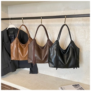 Trois grands sacs cabas en cuir PU avec de longues franges suspendus en brun et noir