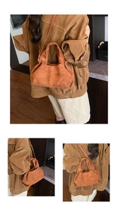 Détail du sac dumpling en daim marron avec plis élégants et bandoulière réglable pratique