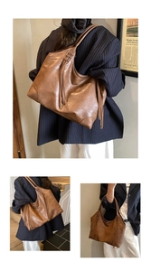 Détails d'un sac cabas vintage en cuir marron avec pompons et finitions tressées