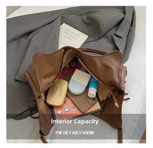 Capacité interne du sac cabas en cuir marron vintage avec tablette et accessoires