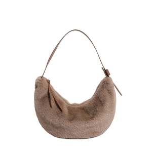 Sac croissant en fausse fourrure marron clair avec bandoulière en cuir et détail nœud