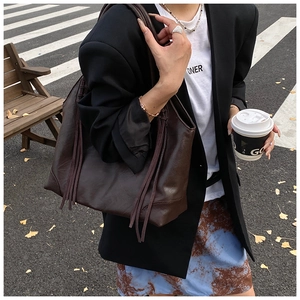 Sac fourre-tout marron foncé avec détails de franges dans un style de mode urbaine