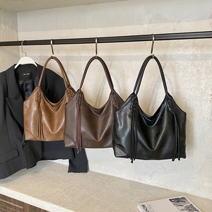Grands sacs cabas vintage en cuir PU avec détails à franges en marron et noir