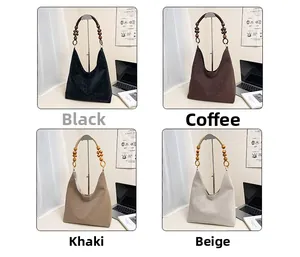 Détail de sacs à bandoulière en daim noir, café, kaki et beige avec des perles en bois