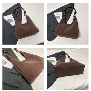 Vues détaillées d'un sac hobo marron avec perles décoratives en bois et poignées métalliques