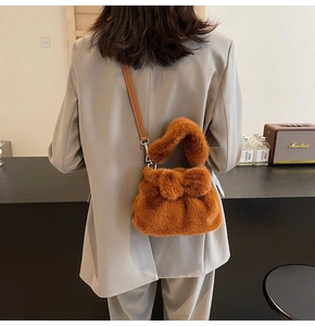 Détail du sac seau en fausse fourrure marron avec texture peluche et bandoulière