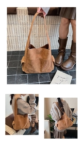 Détails macro d'un sac à bandoulière en daim marron avec poches latérales et texture rétro