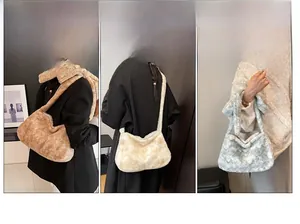 Vues détaillées du sac à bandoulière en fausse fourrure en marron, beige et bleu