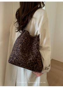 Nahaufnahme der Retro-Leoparden-Tote-Bag mit Leder-Schultergurt an einem Model