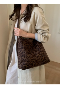 Detail der Vintage Wildleder-Einkaufstasche mit Leopardenmuster und braunem Lederriemen